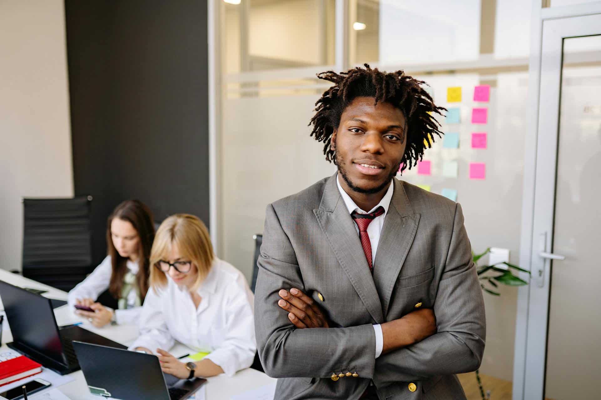 un homme en costume gris qui est business developer